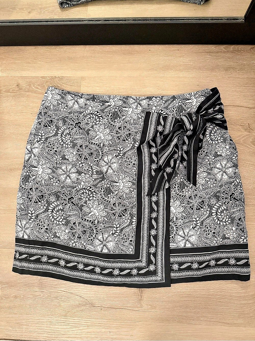 LOFT Floral Mini Skirt Black & White Size 12 NWT